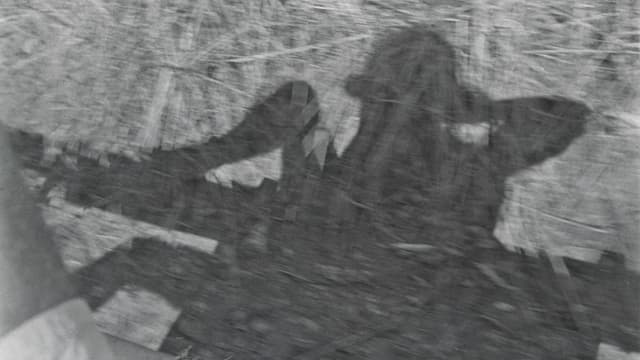 Ein Schwarzweissfoto, das den Schatten eines Mannes zeigt. Ein Schwarzweissfoto, das den Schatten eines Mannes zeigt.