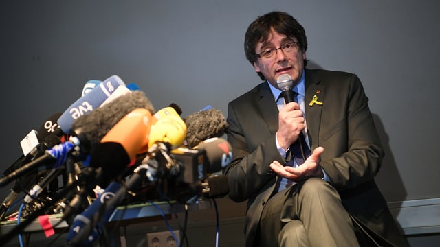 Puigdemont gibt ein Intervirew. Puigdemont gibt ein Intervirew.