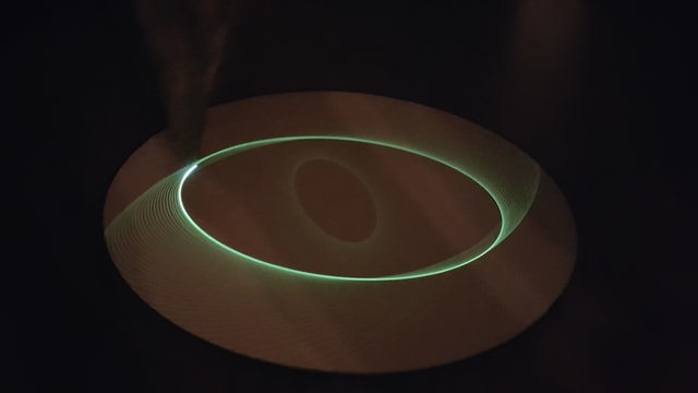 Lichtkreise auf weissem Untergrund, gezeichnet durch ein Pendel Lichtkreise auf weissem Untergrund, gezeichnet durch ein Pendel