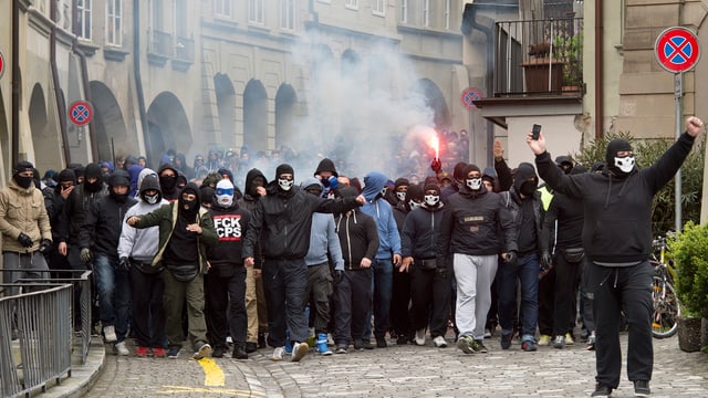 Eine Gruppe vermummter Gestalten in der Altstadt von Bern Eine Gruppe vermummter Gestalten in der Altstadt von Bern