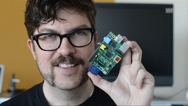 SRF-Digital-Redaktor Guido Berger mit dem Raspbery-Pi in der Hand SRF-Digital-Redaktor Guido Berger mit dem Raspbery-Pi in der Hand
