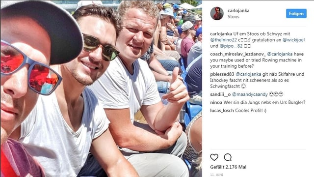 Auch bei den Promis nicht wegzudenken: Das obligate Selfie. Auch bei den Promis nicht wegzudenken: Das obligate Selfie.