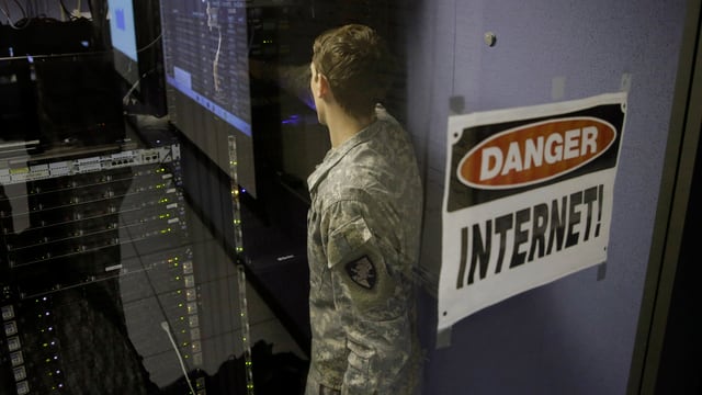 Ein US-Soldat in einem IT-Schaltraum