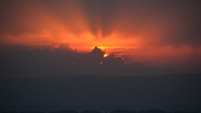 Am heissesten Tag des Jahres gab es teilweise Sonnenschein bis zum Sonnenuntergang, wie hier in Rämis. Am heissesten Tag des Jahres gab es teilweise Sonnenschein bis zum Sonnenuntergang, wie hier in Rämis.