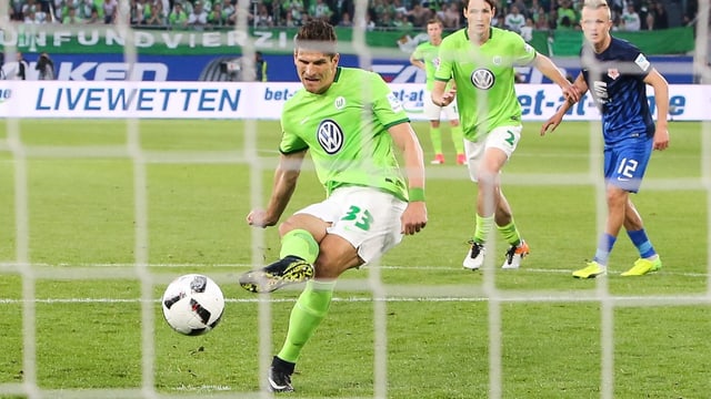 Mario Gomez trifft mittels Elfmeter. Mario Gomez trifft mittels Elfmeter.