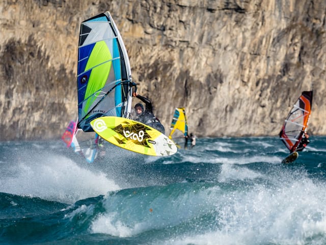 Windsurfer über der Welle. Windsurfer über der Welle.