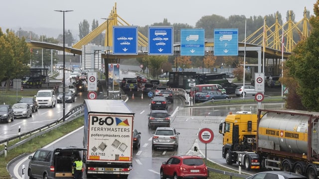 Cars are waiting at the border. Cars are waiting at the border.
