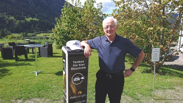 Il president Leo Cathomas cun ina ulteriura novitad dal club; ina staziun per chargiar autos electrics. Il president Leo Cathomas cun ina ulteriura novitad dal club; ina staziun per chargiar autos electrics.