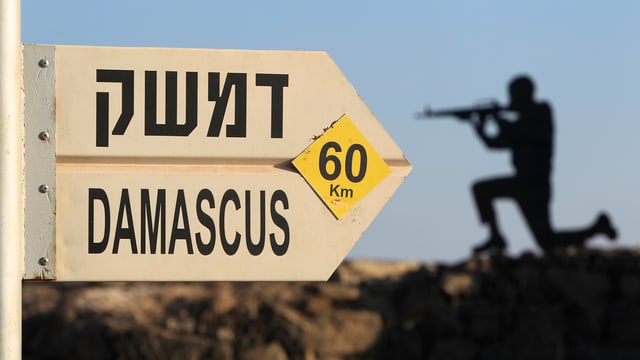 Schild mit der Aufschrift Damascus, 60 km. Daneben die Silhouette einer Silhouettenfigur. Schild mit der Aufschrift Damascus, 60 km. Daneben die Silhouette einer Silhouettenfigur.