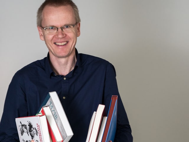 Mann hält Bücher Mann hält Bücher