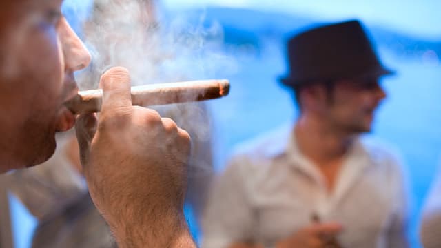 Männer, die Zigarren rauchen. Männer, die Zigarren rauchen.