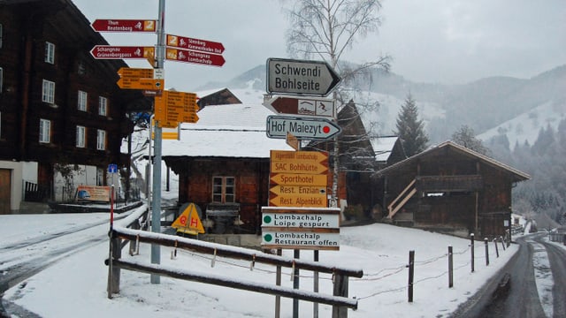 Viele Strassenschilder im Dorfzentrum Viele Strassenschilder im Dorfzentrum