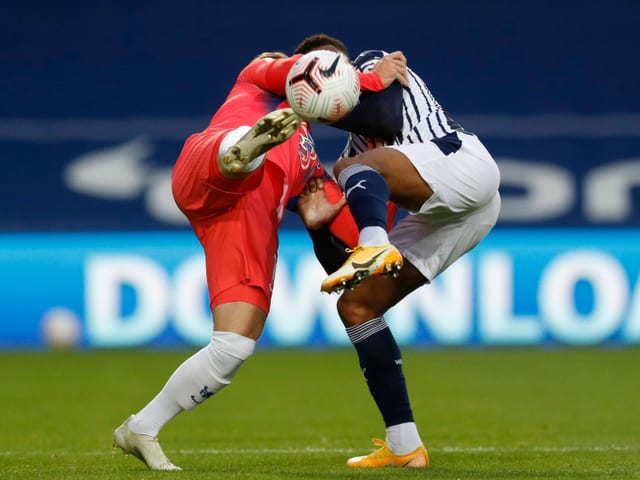 Chelseas Neuzugang Timo Werner (l.) und West Bromwichs Darnell Furlong strecken die Köpfe zusammen.