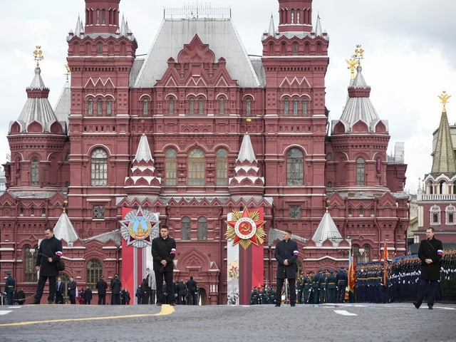 Sicherheitskräfte stehen auf dem Roten Platz in Moskau.