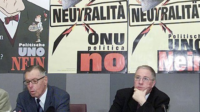 Beide sitzen vor den Bundeshausjournalisten, im Hintergrund die Plakate zum Uno-Nein.