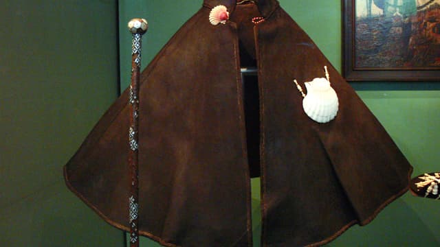Ein Pilgerumhang. Ein Pilgerumhang.