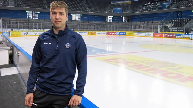 Lino Martschini neben dem Eisfeld. Lino Martschini neben dem Eisfeld.