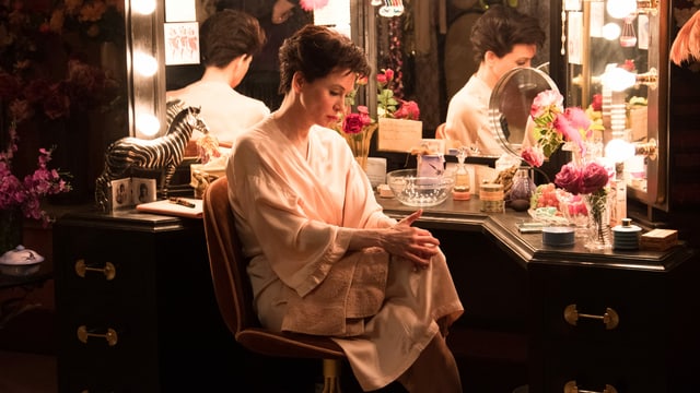 Judy Garland sitzt in ihrer Garderobe. Sie ist völlig ausgelaugt von ihrer ersten Show. Judy Garland sitzt in ihrer Garderobe. Sie ist völlig ausgelaugt von ihrer ersten Show.