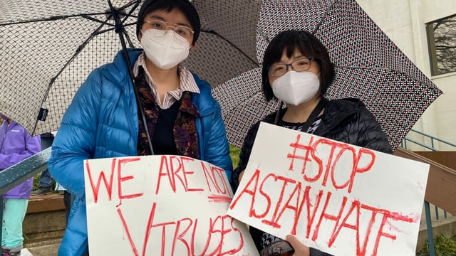 «Wir sind keine Viren» und «Stoppt den Hass auf Asiaten» – das die Slogans dieser beiden Asiatinnen an der Demonstration. «Wir sind keine Viren» und «Stoppt den Hass auf Asiaten» – das die Slogans dieser beiden Asiatinnen an der Demonstration.