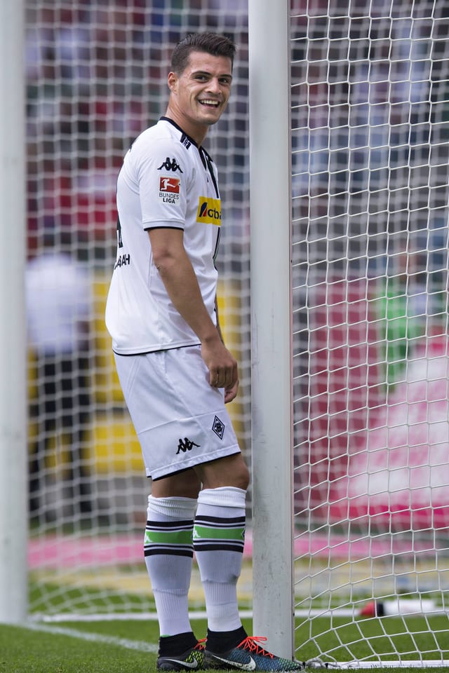 Xhaka steht am Pfosten und lacht. Xhaka steht am Pfosten und lacht.