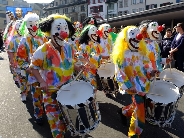 Tambouren in bunten Clownkostümen