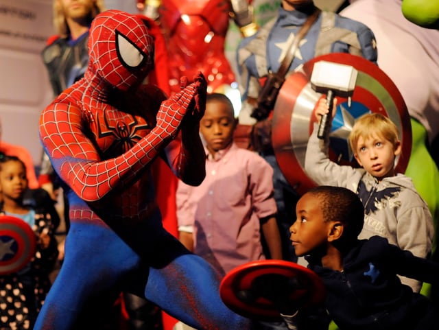 Spiderman beim Schaukampf mit Kindern. Spiderman beim Schaukampf mit Kindern.