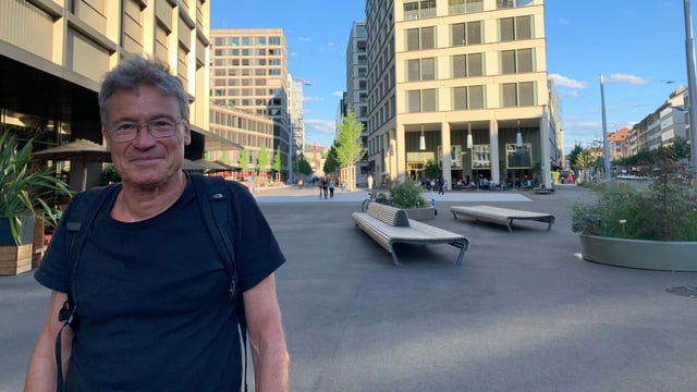 Christian Schmid auf einem sonst leeren Platz in der Europa-Allee. Christian Schmid auf einem sonst leeren Platz in der Europa-Allee.