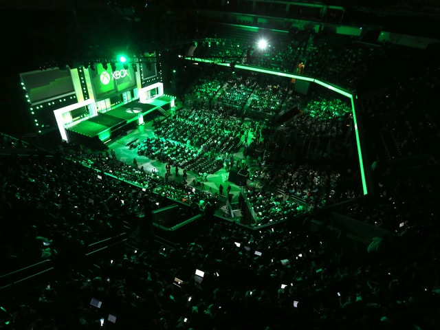 Gut gefüllte Halle im grünen Licht. Gut gefüllte Halle im grünen Licht.