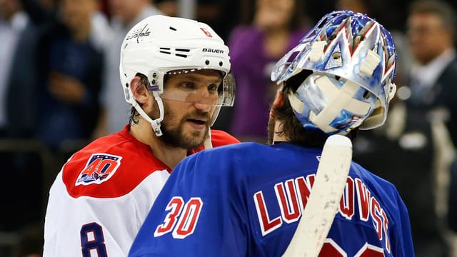 Lundqvist beim Shakehands mit Owetschkin. Lundqvist beim Shakehands mit Owetschkin.