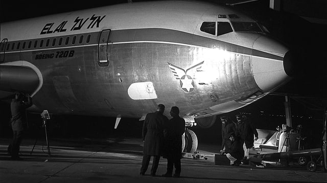 Schwarz-Weiss-Aufnahme der 1979 entführten El-Al-Maschine in Kloten bei Nacht. Schwarz-Weiss-Aufnahme der 1979 entführten El-Al-Maschine in Kloten bei Nacht.