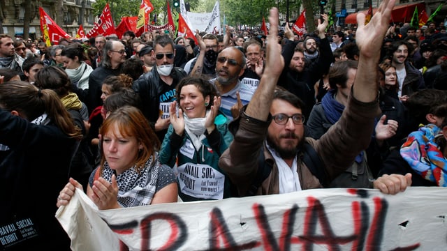 Demonstranten in Paris halten Transparent Demonstranten in Paris halten Transparent