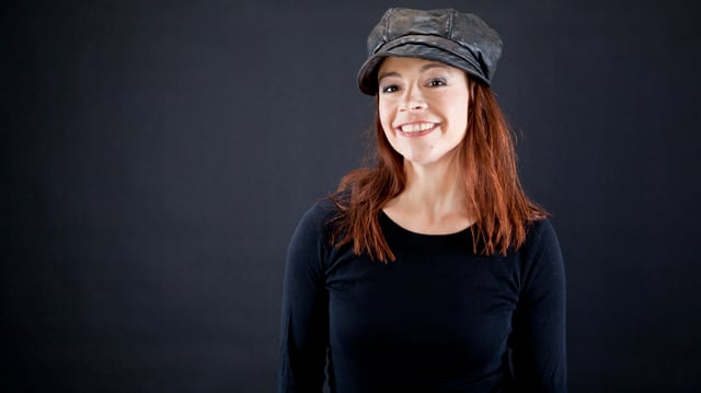 Frau mit langen rötlichen Haaren und Lederkappe. Frau mit langen rötlichen Haaren und Lederkappe.