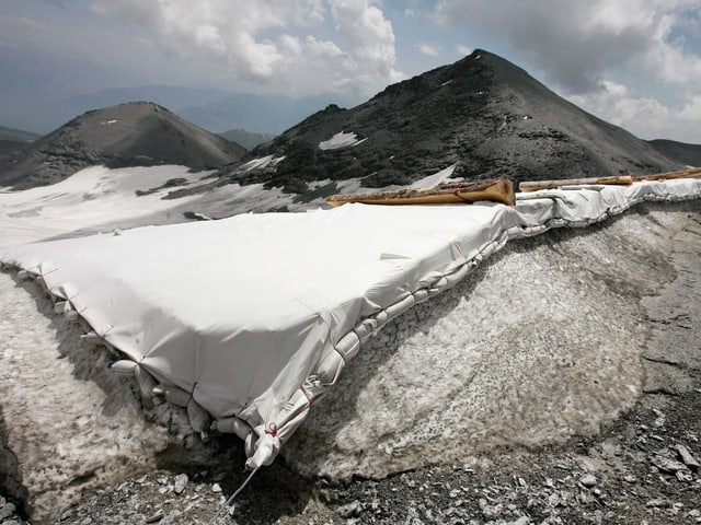 Eine Folie liegt auf dem Gletscher. Eine Folie liegt auf dem Gletscher.
