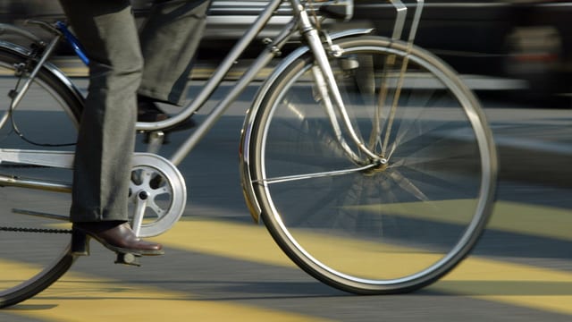 Symbolbild Velo in Nahaufnahme mit Frauenbeinen. Symbolbild Velo in Nahaufnahme mit Frauenbeinen.