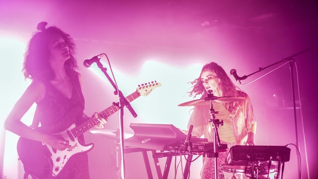 Zwei Frauen in Aktion: Die Schweizer Band Ikan Hyu rockt die Bühne. Zwei Frauen in Aktion: Die Schweizer Band Ikan Hyu rockt die Bühne.