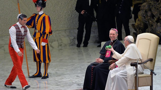 Der Papst empfängt Artisten und hat sichtlich Spass dabei. Der Papst empfängt Artisten und hat sichtlich Spass dabei.