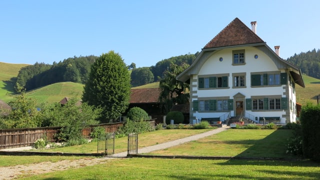 Ein altes Haus mit einem Garten. Ein altes Haus mit einem Garten.