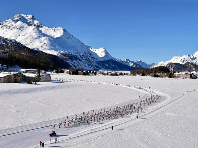 Ein Gruppe Langläufer aus der Luft. Perfektes Wetter. Ein Gruppe Langläufer aus der Luft. Perfektes Wetter.