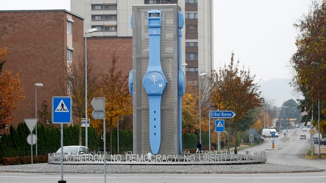 Eine überdimensionierte Uhr von Swatch schmückt einen Kreisel in  Grenchen.