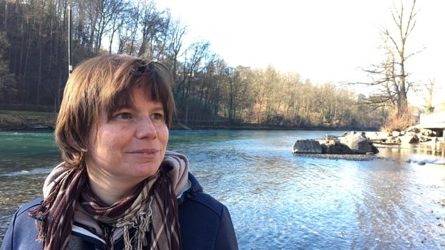 Wildtierbiologin Irene Weinberger schaut ans Aareufer. Wildtierbiologin Irene Weinberger schaut ans Aareufer.