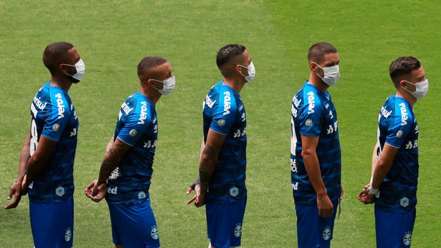 Fussballspieler mit Gesichtsmaske