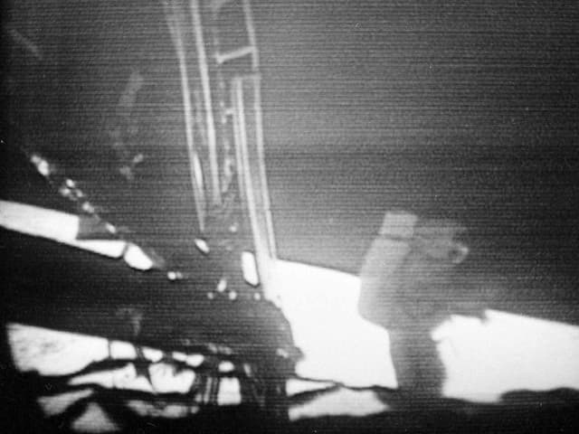 Komandant Neil Armstrong bewegt sich nach der Landung vorsichtig von der Mondlandefähre «Eagle» weg. Komandant Neil Armstrong bewegt sich nach der Landung vorsichtig von der Mondlandefähre «Eagle» weg.