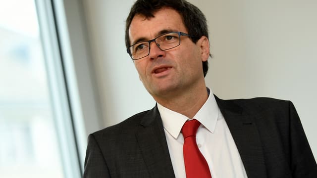 Minsch spricht vor den Medien. Minsch spricht vor den Medien.