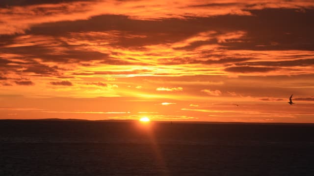 Am Meer stimmen theoretische Sonnenaufgangszeit und theoretische Sonnenaufgangszeit gut überein. Am Meer stimmen theoretische Sonnenaufgangszeit und theoretische Sonnenaufgangszeit gut überein.