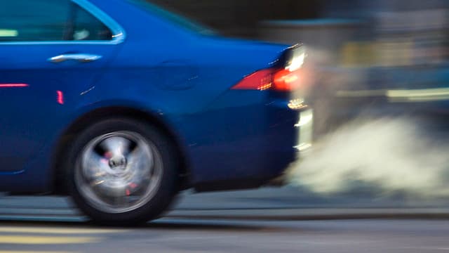 Auto bremst bei Fussgängerstreifen ab. Auto bremst bei Fussgängerstreifen ab.