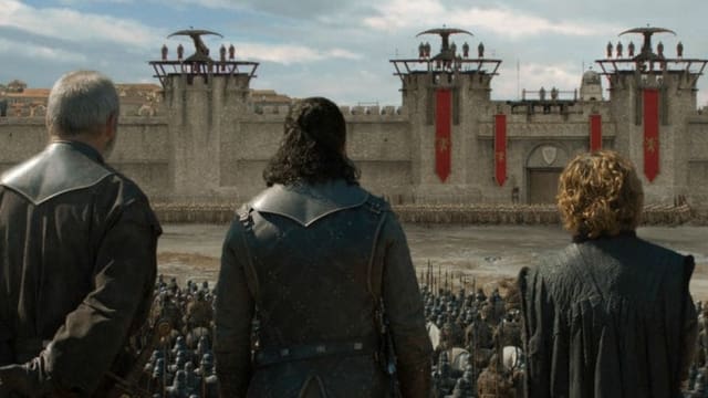 Drei Männer vor einer Stadtmauer. Drei Männer vor einer Stadtmauer.