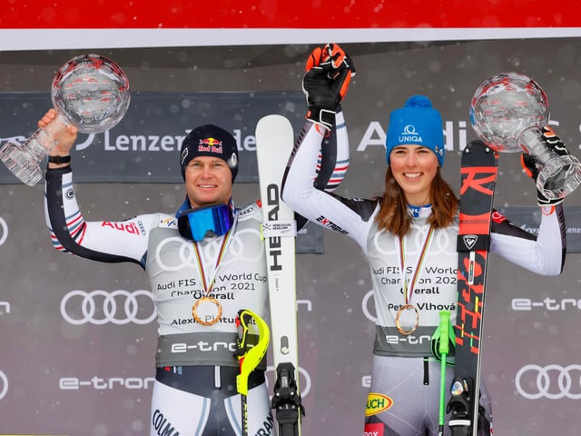Alexis Pinturault und Petra Vlhova jubeln auf dem Podest. Alexis Pinturault und Petra Vlhova jubeln auf dem Podest.