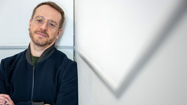 ein Mann mit Brille posiert für die Kamera ein Mann mit Brille posiert für die Kamera