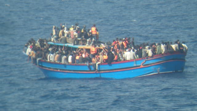 Flüchtlinge auf einem Boot. Flüchtlinge auf einem Boot.