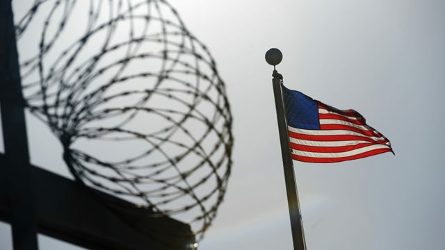 USA-Flagge und Stacheldraht. USA-Flagge und Stacheldraht.
